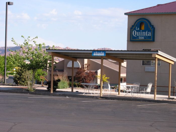 Teure Tankstelle mit Gratisschatten